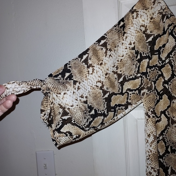 Adara womens Snake print cold shoulder top - Picture 2 of 4